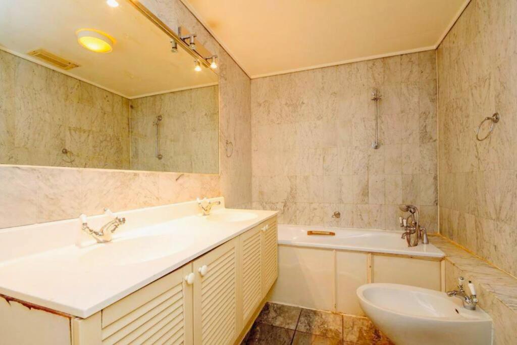 2 Bedroom Flat In Diplomatic Enclave In Kensington Λονδίνο Εξωτερικό φωτογραφία